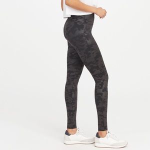 SPANX Black Seamless Camo leggings Size Medium/Tall